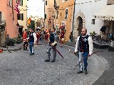 ARCIERI E CAPITANO VERSO IL CAMPO DI TIRO