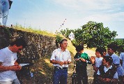 Giulio Salvioni con i giovani del Quartiere